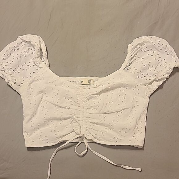 Hollister eyelet crop XS - Picture 1 of 4